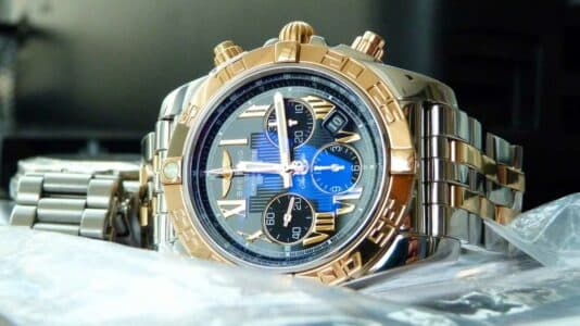 Breitling revient en F1 en 2024: nouvelle montre Aston Martin au design racing