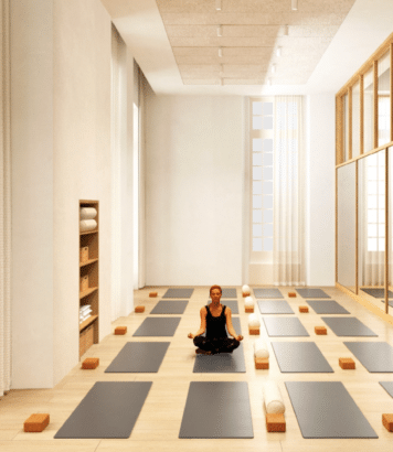 Studio Yoga & Pilates Caudalie rue Pavée, bassin de spa et tapis de yoga dans une atmosphère lumineuse et apaisante.