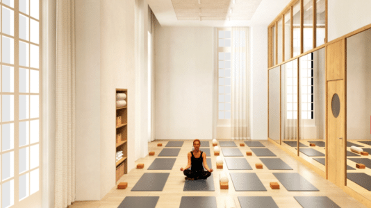 Studio Yoga & Pilates Caudalie rue Pavée, bassin de spa et tapis de yoga dans une atmosphère lumineuse et apaisante.