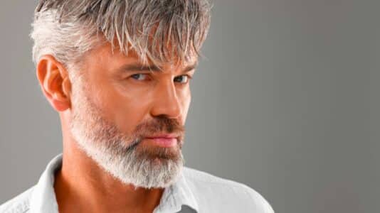 Cheveux gris avant 30 ans : une carence nutritionnelle méconnue favorise leur apparition