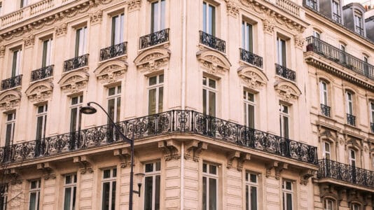 Façade de l’hôtel L’Aventure Paris, près de l’Arc de Triomphe
