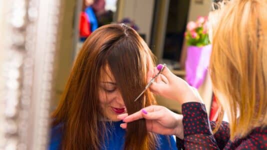 Frange rideau après 40 ans : la coupe légère qui rajeunit et modernise votre coiffure en 2025