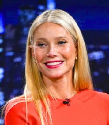 Gwyneth Paltrow adopte à son tour la red lip theory, le maquillage anti-âge qui cartonne sur les réseaux
