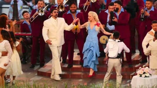 Lady Gaga enflamme le Super Bowl 2026 avec une robe flamenco signée Valentino