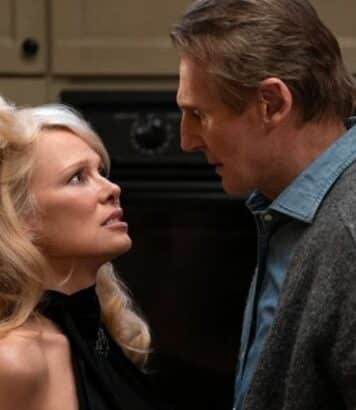 Pamela Anderson éblouit Berlin à 58 ans : robe courte et cape spectaculaire sur le tapis rouge