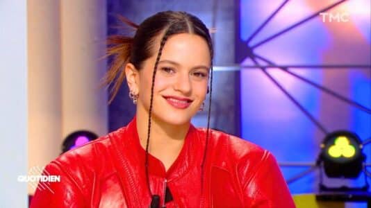 Rosalía ressort une robe Dior Galliano vintage déjà portée par Jennifer Aniston et Carla Bruni