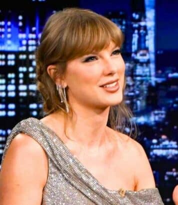 Taylor Swift adopte un carré brun façon 90's et abandonne son blond iconique