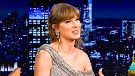 Taylor Swift adopte un carré brun façon 90's et abandonne son blond iconique