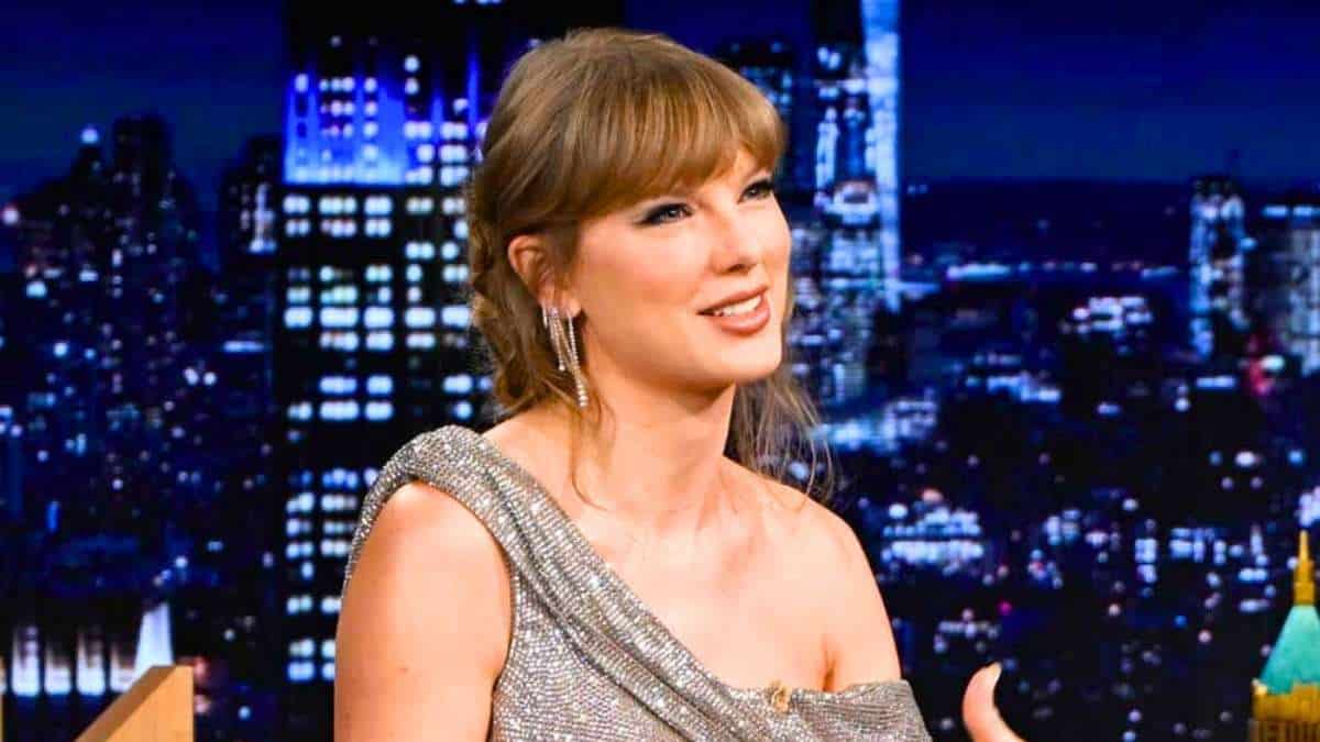 taylor-swift-adopts-a-90-s-brunette-bob-and-abandons-her-iconic-blond