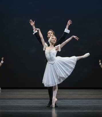 ParisSelectBook - Le Ballet de l'Opéra de Paris investit la pyramide du Louvre pour une soirée exceptionnelle en avril