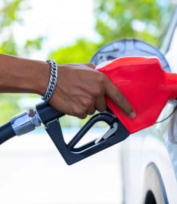 Automobilistes : continuer à remplir son réservoir après le clic, bonne ou mauvaise idée