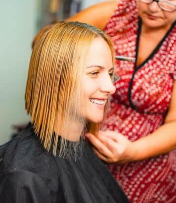 Carré à revers : la coupe courte aérienne qui offre du volume et du mouvement instantanément