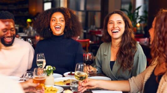 Ce nouveau resto-galerie du 9e réinvente l'accord mets et thés pour une pause chic à découvrir