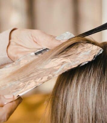 Coloration après 60 ans : cette technique méconnue apporte de l'éclat aux mèches grises