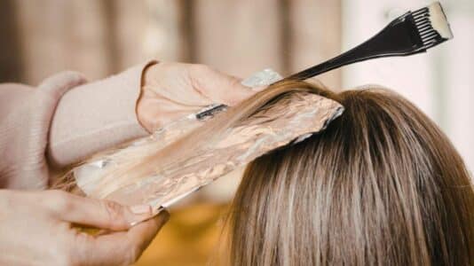 Coloration après 60 ans : cette technique méconnue apporte de l'éclat aux mèches grises