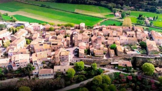 Cornillon-Confoux : le village préservé des Bouches-du-Rhône idéal pour les ponts de mai