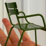 Dior transforme la chaise verte des Tuileries en invitation pour le premier défilé de Jonathan Anderson