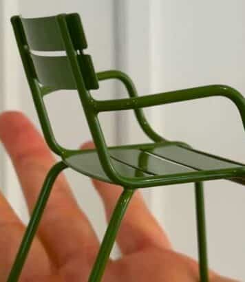 Dior transforme la chaise verte des Tuileries en invitation pour le premier défilé de Jonathan Anderson