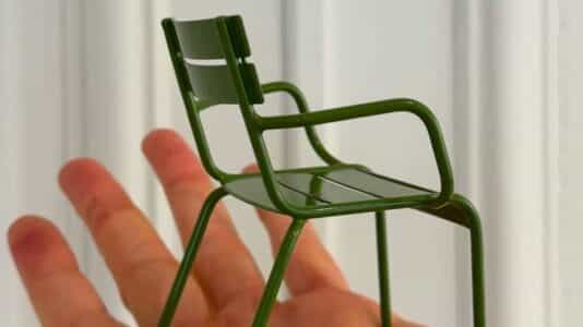 Dior transforme la chaise verte des Tuileries en invitation pour le premier défilé de Jonathan Anderson