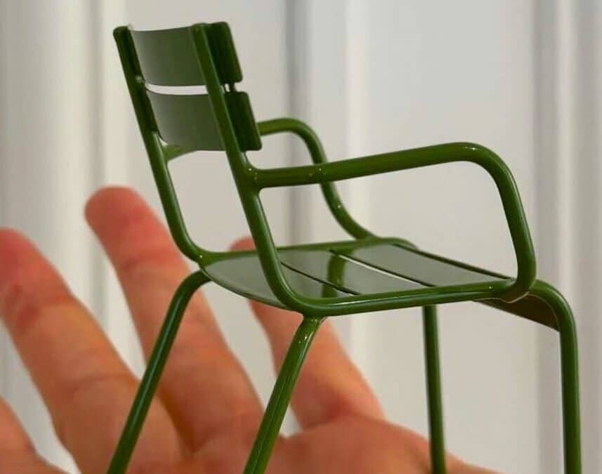 Dior transforme la chaise verte des Tuileries en invitation pour le premier défilé de Jonathan Anderson