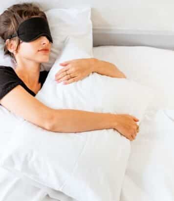 Dormir maquillée : les vrais dégâts sur la peau apparaissent 48 à 72 heures plus tard