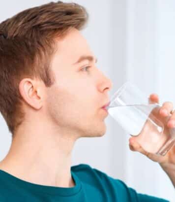 Eau du robinet : ce que révèlent les experts sur un verre laissé quelques jours