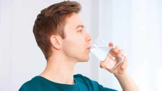 Eau du robinet : ce que révèlent les experts sur un verre laissé quelques jours