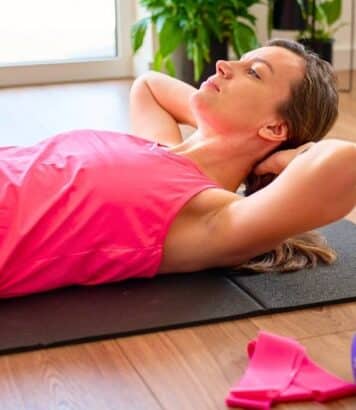 Graisse abdominale : ce sport à faire chez soi offre un ventre en béton sans bouger de son salon