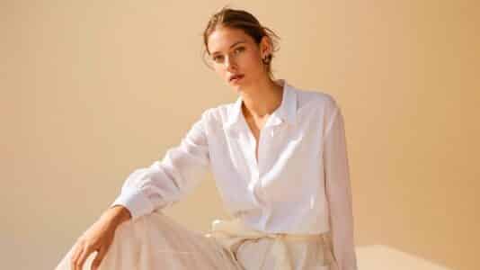 Jupe satinée : découvrez son alternative deux fois plus chic que les Parisiennes élégantes adoptent déjà aux beaux jours