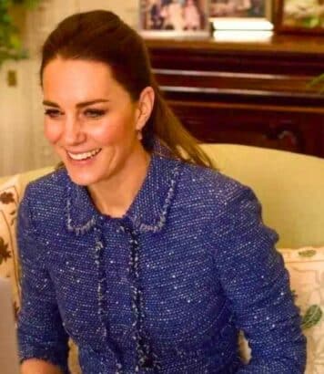 Kate Middleton éblouit Leicester en total look blanc et collier de véritables roses rouges