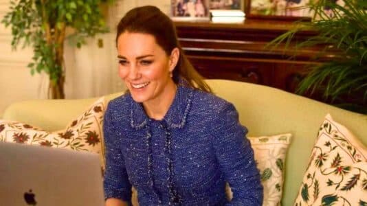 Kate Middleton éblouit Leicester en total look blanc et collier de véritables roses rouges