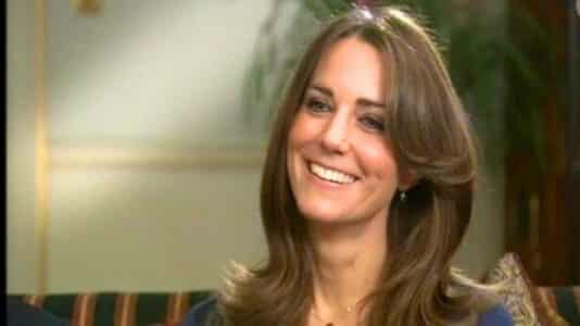 Kate Middleton en manteau prince de Galles et capeline Juliette Millinery pour une cérémonie historique