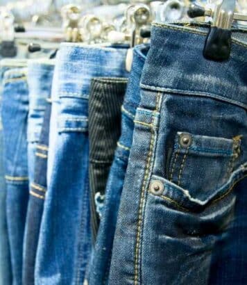 Le jean écru s'impose comme la couleur incontournable à adopter ce printemps