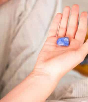 Louis Vuitton est désormais la seule maison à proposer des bijoux en sodalite, pierre bleu roi sourcée en Afrique du Sud