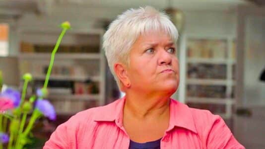 Mimie Mathy ouvre les portes de sa maison chaleureuse dans le Vaucluse : une escapade provençale à découvrir