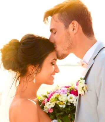 Robe de mariée jaune : la tendance chic à découvrir pour un mariage solaire cet été