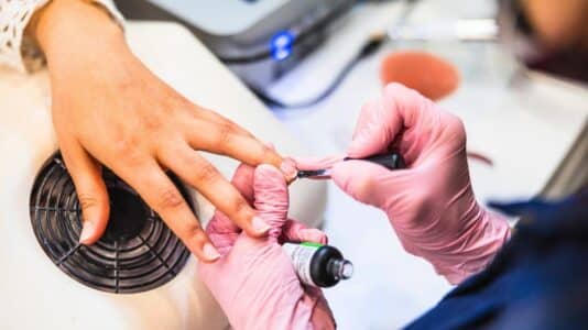 Syrup nails : la tendance manucure vitaminée à adopter ce printemps 2026