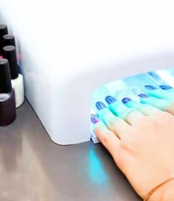 Vernis bleu pastel : la nuance inattendue qui remplace le rouge et signe le retour du printemps sur vos ongles