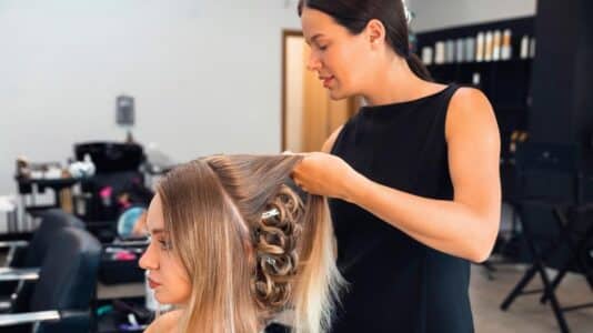 Visagistes : la coupe idéale pour rajeunir les traits après 60 ans