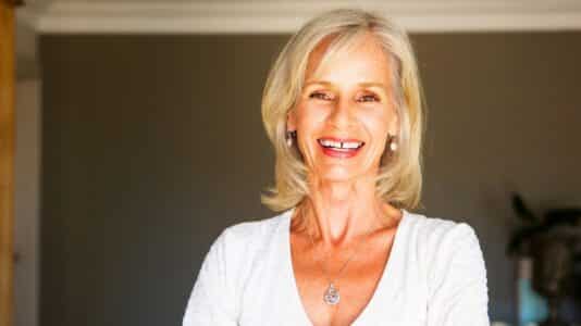 Coupe après 50 ans : le carré plongeant effet lifting à adopter ce printemps