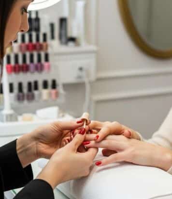 ParisSelect - Manucure à Paris : 6 salons chic à découvrir pour des mains impeccables