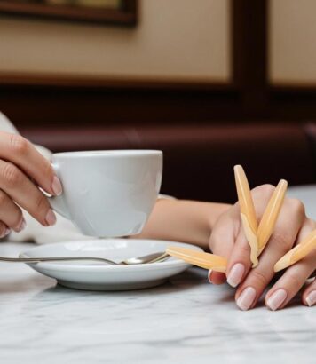 ParisSelect - Ongles en amande : la forme chic adoptée par les stars qui affine toutes les mains