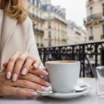 ParisSelect - Cristina Cordula dévoile la manucure chic qu'elle adopte depuis ses 17 ans pour des mains toujours impeccables