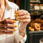 ParisSelect - Butter nails : la manucure jaune pâle adoptée par Selena Gomez devient la tendance du printemps