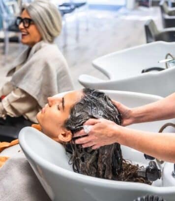 Anne Hathaway aux Oscars : l'astuce coiffure de son coiffeur Orlando Pita pour lifter le regard sans chirurgie