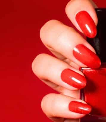 Anne Hathaway et Lili Reinhart adoptent les ongles rouges et confirment la théorie de la séduction ce printemps