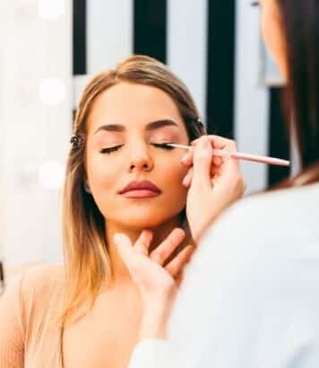 Bella Hadid : 5 leçons pour copier son maquillage inspiré des années 1990 et 2000