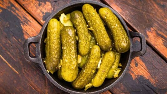 Cornichons fermentés : cet allié minceur riche en probiotiques ne contient que 10 à 30 calories pour 100 grammes