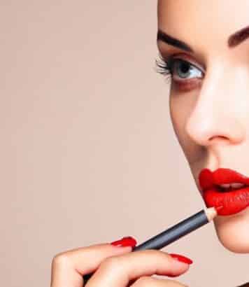 Crayons à lèvres longue tenue : les deux références testées par une journaliste beauté qui résistent aux repas