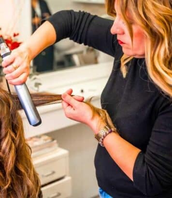 Deva Cassel adopte des boucles aériennes signées John Nollet, la coiffure naturelle parfaite pour l'été